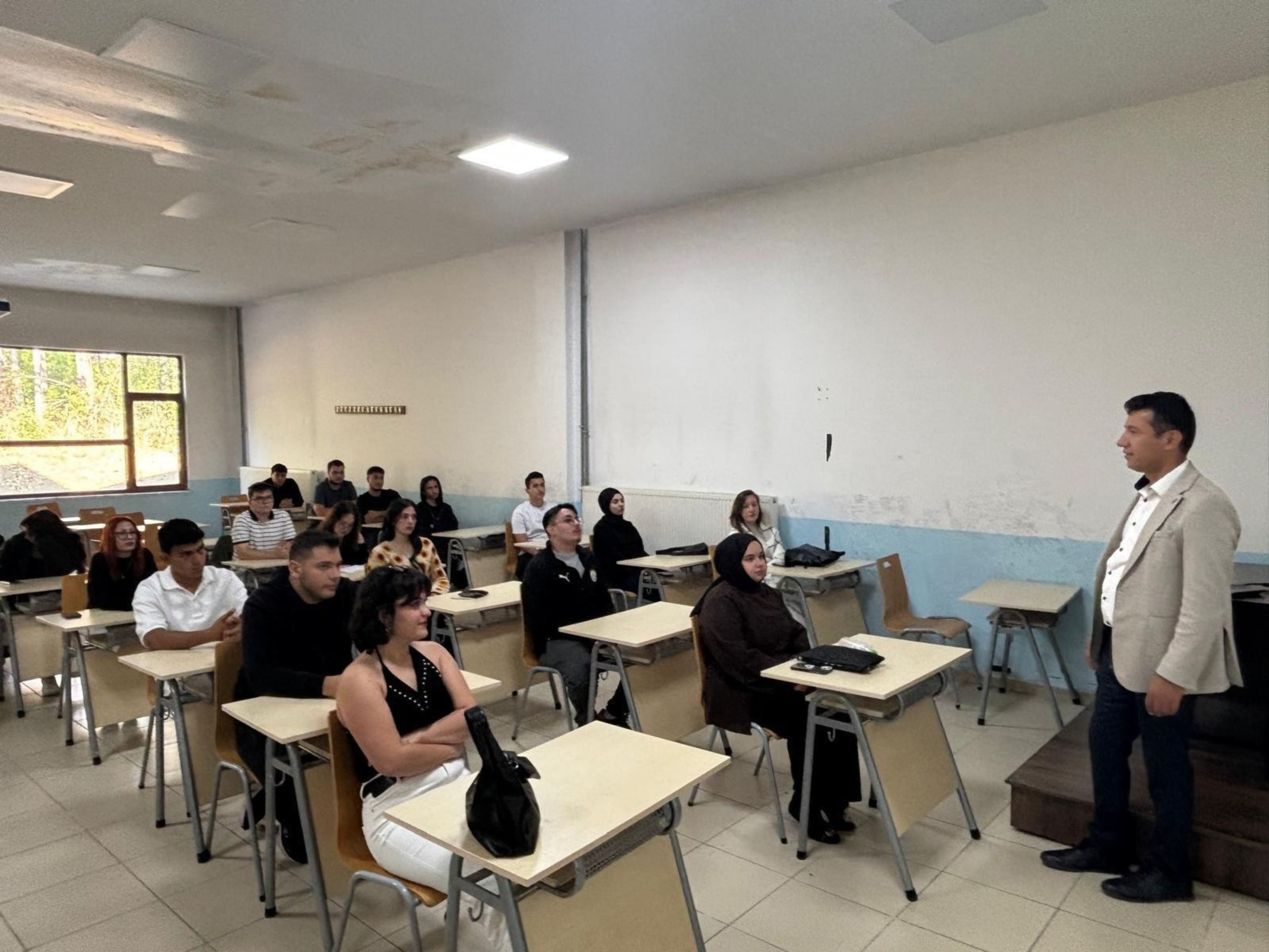 Taşköprü MYO Müdürü Öğrencilerle Derste Bir Araya Geldi