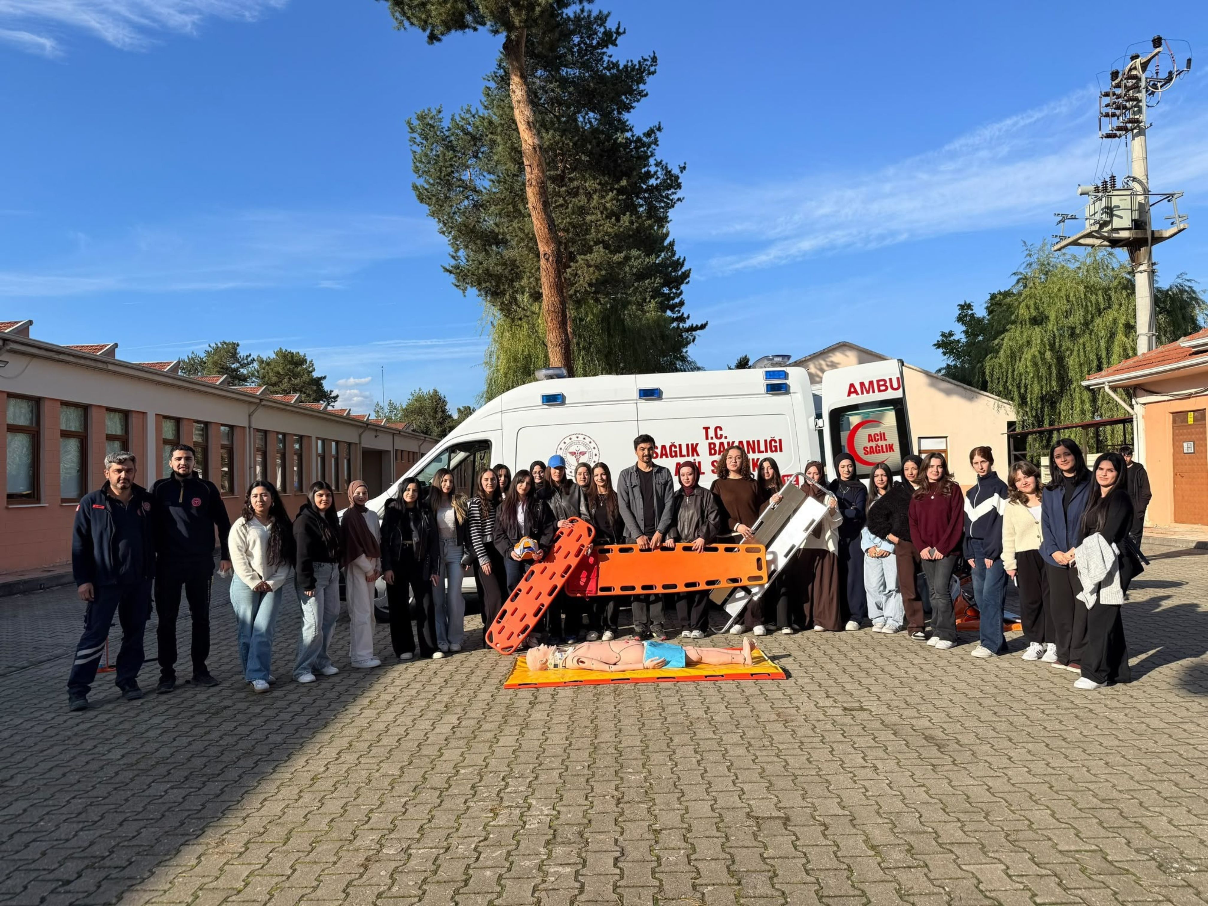 İlk ve Acil Yardım Programı Öğrencilerine Ambulans Ekipmanları Eğitimi Verildi